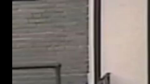 La Policía busca a este sospechoso que golpeó a un hombre con un martillo en la cabeza.