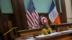 Una víctima de violencia doméstica testifica en la audiencia de ayer de NYCHA.