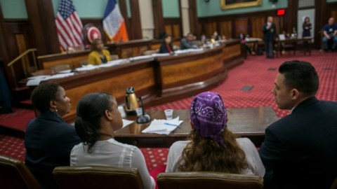 Una víctima de violencia doméstica testifica en la audiencia de ayer de NYCHA.