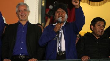 El presidente boliviano, Evo Morales (centro), acompañado de su vicepresidente, Álvaro García Linera (izquierda), luego después de ganar las elecciones para un tercer mandato.