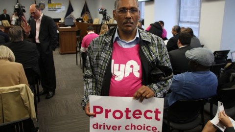 El taxista Juan de los Santos fue uno de los que asistió a la audiencia para defender su posición.