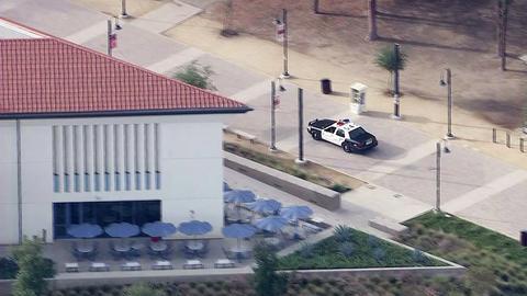 Las entradas de la escuela están bloqueadas por agentes policiales del LAPD.