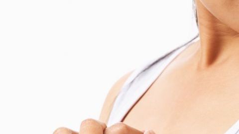Sostén y prótesis que muchas mujeres con mastectomía usan en uno o ambos senos cuando no tienen una cirugía de restauración.