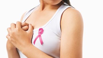 Sostén y prótesis que muchas mujeres con mastectomía usan en uno o ambos senos cuando no tienen una cirugía de restauración.