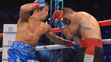 Golovkin (azul) conecta a Rubio durante su pelea en el StuHub Center de Carson.