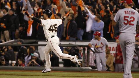 Ishikawa festeja tras conectar un vuelacercas en el quinto partido de la serie contra los Cardenales.