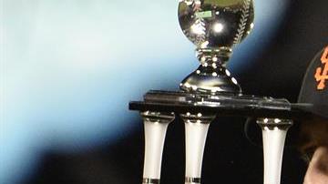 Madison Bumgarner levanta el trofeo MVP después de que su equipo, los Gigantes de San Francisco, ganaran el partido contra los Cardenales de San Luis en el estadio AT&T en San Francisco.