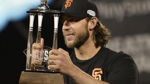 Madison Bumgarner levanta el trofeo MVP después de que su equipo, los Gigantes de San Francisco, ganaran el partido contra los Cardenales de San Luis en el estadio AT&T en San Francisco.