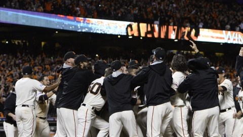 Los jugadores de los Gigantes celebran su pase a la Serie Mundial, al ganar 4-1 la serie de campeonatao de la Liga Nacional a los Cardenales, en el AT&T Park de San Francisco.