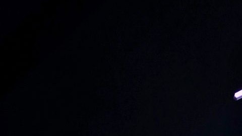 Perry salió a cantar enfundada en un top y minifalda con luces de colores.