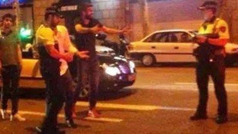 Piqué discutiendo con los policías.