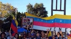 La campaña de firmas se lleva a cabo simultáneamente entre venezolanos en distintos países. En la foto, activistas en Ginebra.