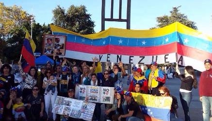 La campaña de firmas se lleva a cabo simultáneamente entre venezolanos en distintos países. En la foto, activistas en Ginebra.