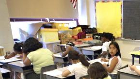 Autoridades escolares exigen que se admita a los estudiantes hispanos en una escuela de Long Island.