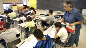 Autoridades escolares exigen que se admita a los estudiantes hispanos en una escuela de Long Island.