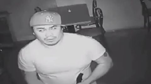 El hombre escapó de la escena tras el ataque.