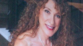 Practica por largas horas en su piano, el mismo Steinway que la acompaña desde los 15 años y que trajo  desde Argentina en barco.