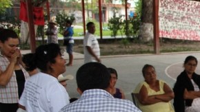 Los padres de estudiantes desaparecidos en Iguala mantienen reuniones para tratar de localizar a sus hijos.