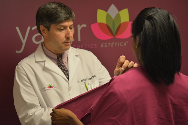 El Dr. Jeffrey Yager asegura que recibe gran cantidad de pacientes latinas, víctimas de operaciones mal hechas en sus países de origen.