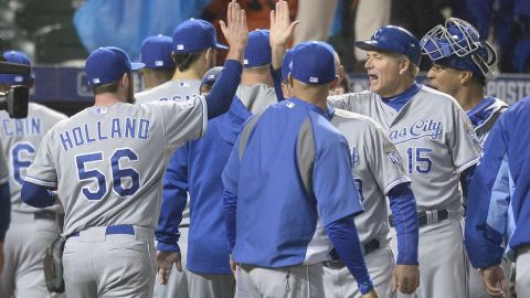 Ned Yost celebra con sus muchachos.