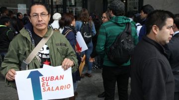 Flavio Sánchez, que lleva trabajando 15 años en restaurantes neoyorquinos, participó en la protesta.