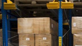 En Holanda, el empleado de una fábrica se prueba un traje especia contra el ébola.