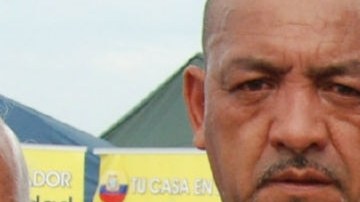 Rodríguez con el trofeo ganado por Emelec en el clásico ante Barcelona de NY.