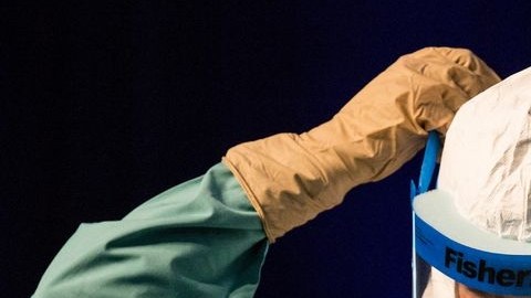 Alertan que personas cometen estafas aprovechando el desconocimiento de muchos sobre el ébola.