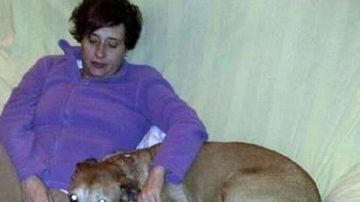 Teresa Romero junto a su perro, que fue sacrificado.