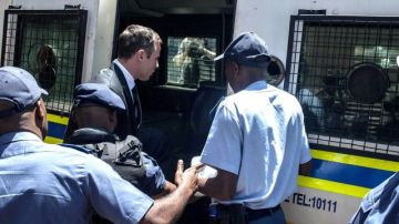 Pistorius fue trasladado a la prisión en un furgón policial.