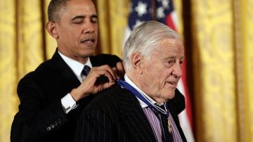 El presidente Obama le concede a Ben Bradlee la Medalla Presidencial a la Libertad en la Casa Blanca, el 20 de noviembre de 2013.