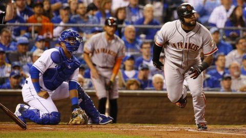 Pablo Sandoval arranca a primera tras disparar doble con el cual alargó a 24 los juegos consecutivos embasándose.