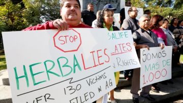 Protestas  de exdistribuidores en Los Ángeles contra Herbalife.
