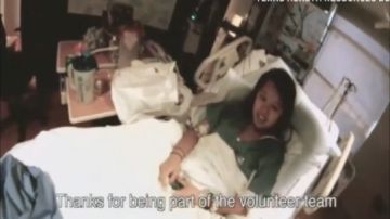 Nina Pham, de 26 años, se puede sentar sola y comer bien, así como interactuar con el equipo de médicos que la atienden.