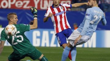 Koke Resurreción (c), volante del Atlético de Madrid, marca el primer gol de su equipo, ante el Malmoe, ayer en el estadio Vicente Calderón.