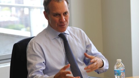 El Fiscal General Eric Schneiderman busca seguir en el cargo por cuatro años más.