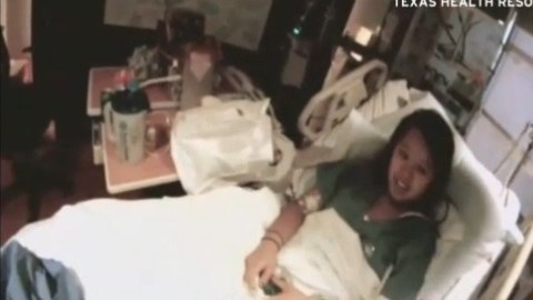 Nina Pham, de 26 años, se puede sentar sola y comer bien, así como interactuar con el equipo de médicos que la atienden.
