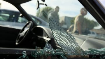 Es muy fácil romper el vidrio del auto, por lo que las autoridades recomiendan  tomar precauciones y no dejar nada a la vista.