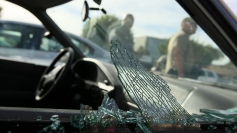 Es muy fácil romper el vidrio del auto, por lo que las autoridades recomiendan tomar precauciones y no dejar nada a la vista.