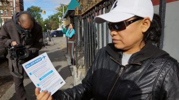Rebeca González muestra un panfleto con información que han repartido las autoridades de Salud.