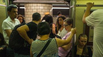 Usuarios del metro han expresado temor de que un enfermo use el mismo vagón en el subway.