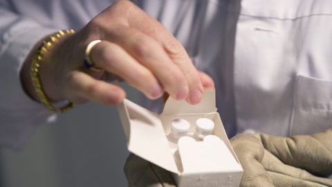 Comprobación de un paquete de una vacuna experimental contra el ébola llamada VSE-EBOV en Ginebra, Suiza.