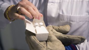 Comprobación de un paquete de una vacuna experimental contra el ébola llamada VSE-EBOV en Ginebra, Suiza.