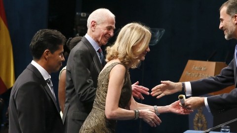 La directora del Maratón de Nueva York, Mary Wittenberg, recibe de manos del rey Felipe VI el Premio Príncipe de Asturias de los Deportes 2014.