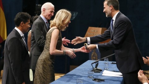 La directora del Maratón de Nueva York, Mary Wittenberg, recibe de manos del rey Felipe VI el Premio Príncipe de Asturias de los Deportes 2014.