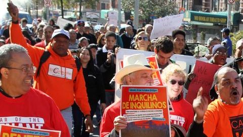 La marcha fue convocada por el senador estatal Adriano Espaillat y organizaciones comunitarias.