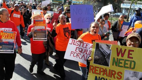 La marcha fue convocada por el senador estatal Adriano Espaillat y organizaciones comunitarias.