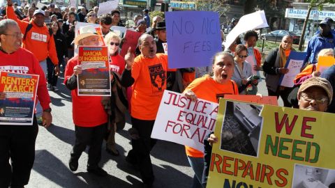 La marcha fue convocada por el senador estatal Adriano Espaillat y organizaciones comunitarias.