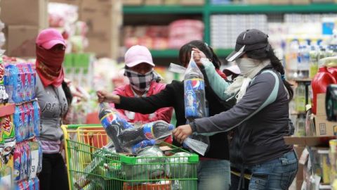 Jóvenes que apoyan a los 43 estudiantes normalistas desaparecidos saquean hoy tiendas en Chilpancingo, estado de Guerrero,