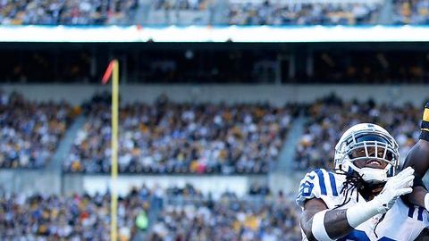 Antonio Brown atrapa, de manera espectacular, uno de los seis pases de touchdown de Ben Roethlisberger para Pittsburgh.